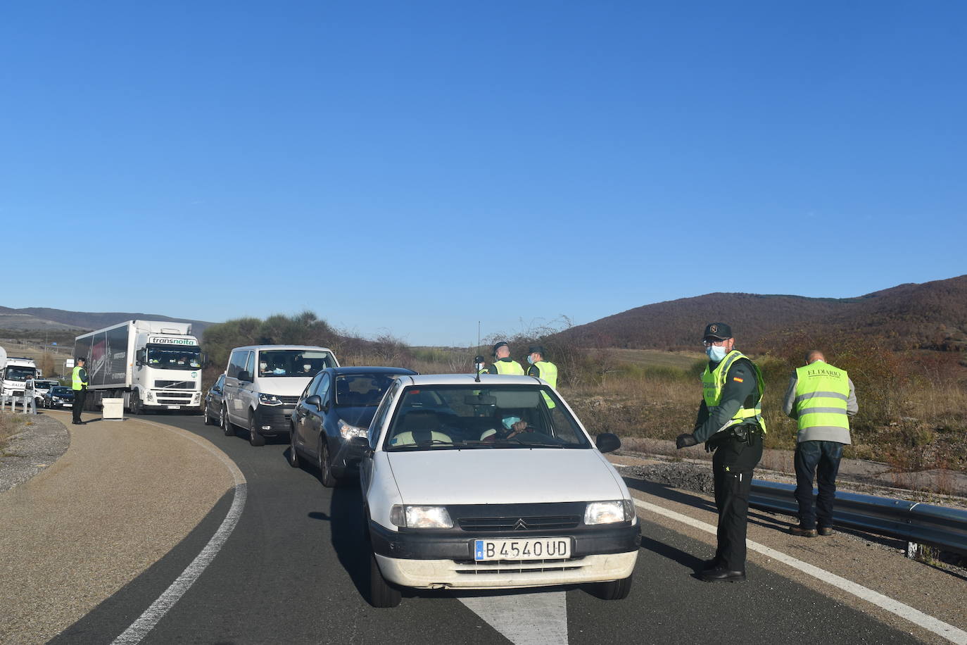 La Guardia Civil controla la salida de Palencia hacia Cantabria en la tarde de este viernes. 