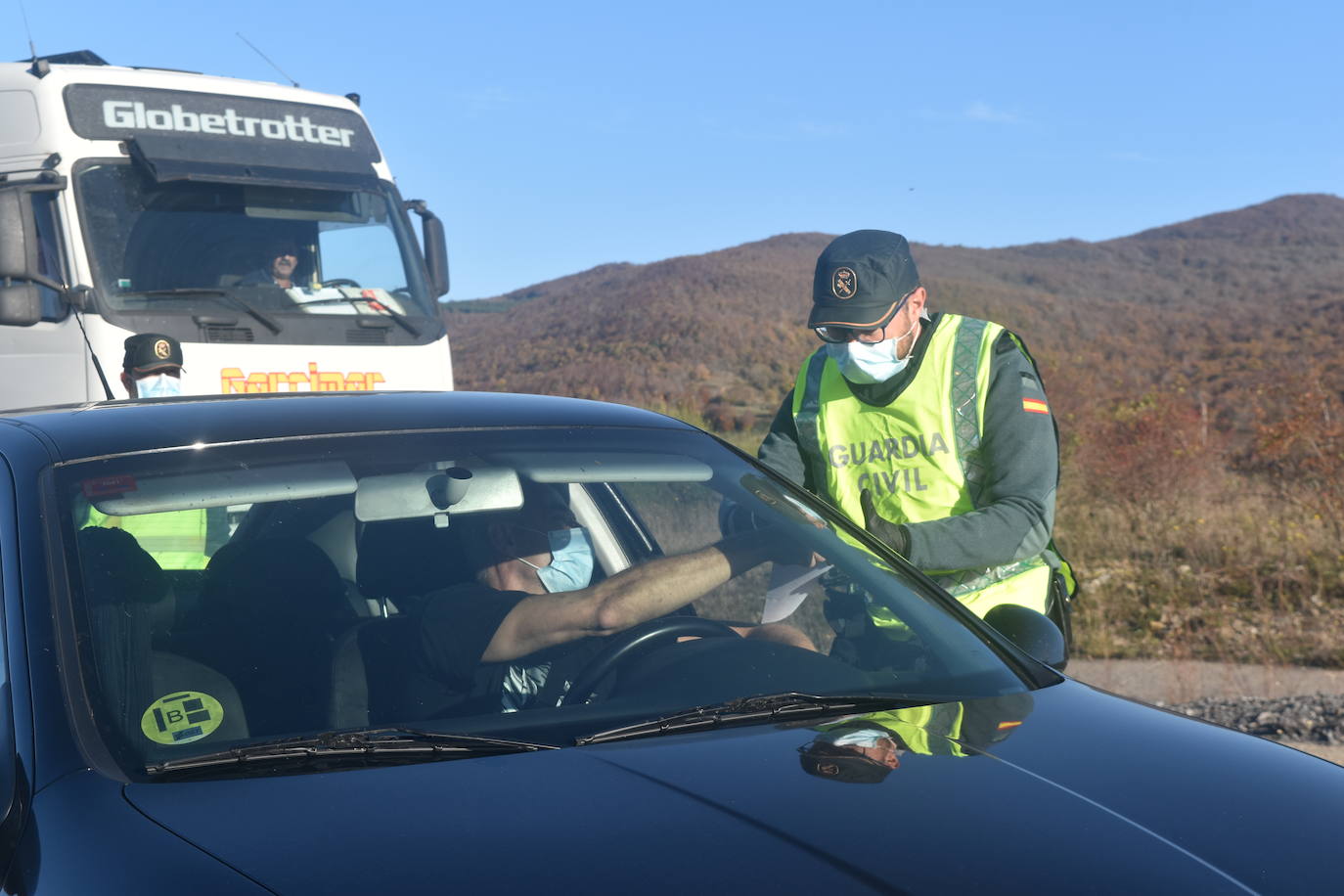 La Guardia Civil controla la salida de Palencia hacia Cantabria en la tarde de este viernes. 