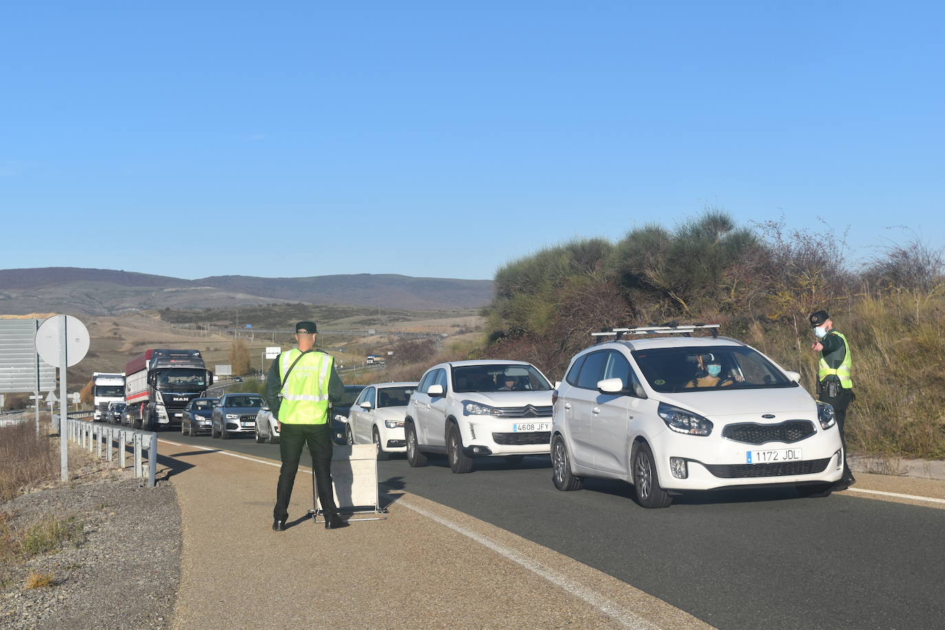 La Guardia Civil controla la salida de Palencia hacia Cantabria en la tarde de este viernes. 