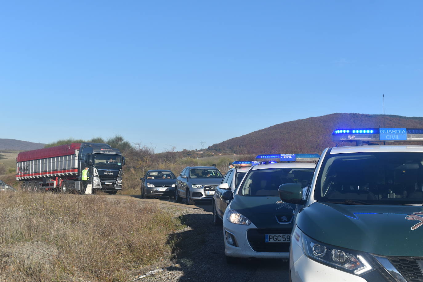 La Guardia Civil controla la salida de Palencia hacia Cantabria en la tarde de este viernes. 