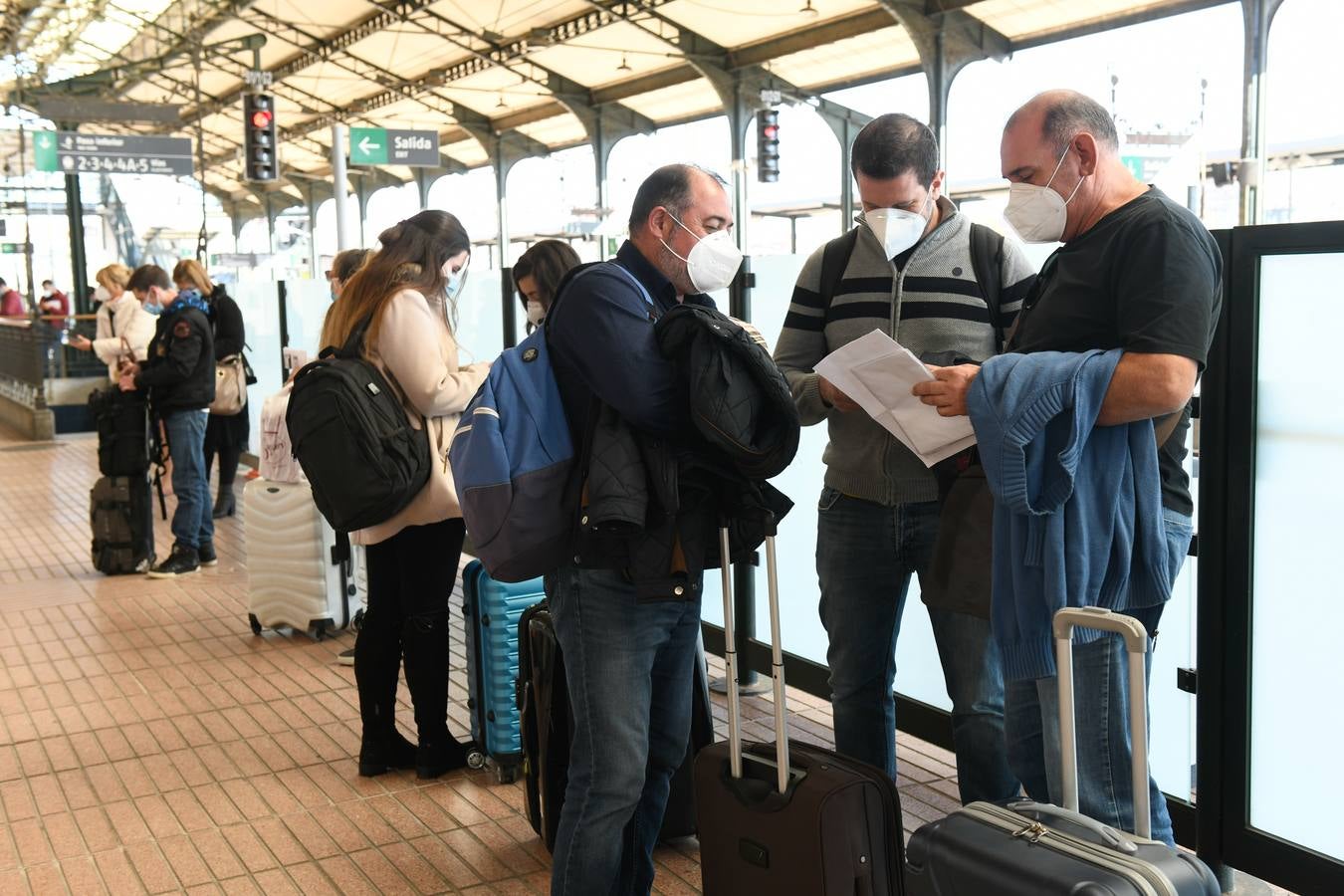 Fotos: Control de la Policía Nacional en la estación de trenes de Valladolid para evitar la movilidad en el puente