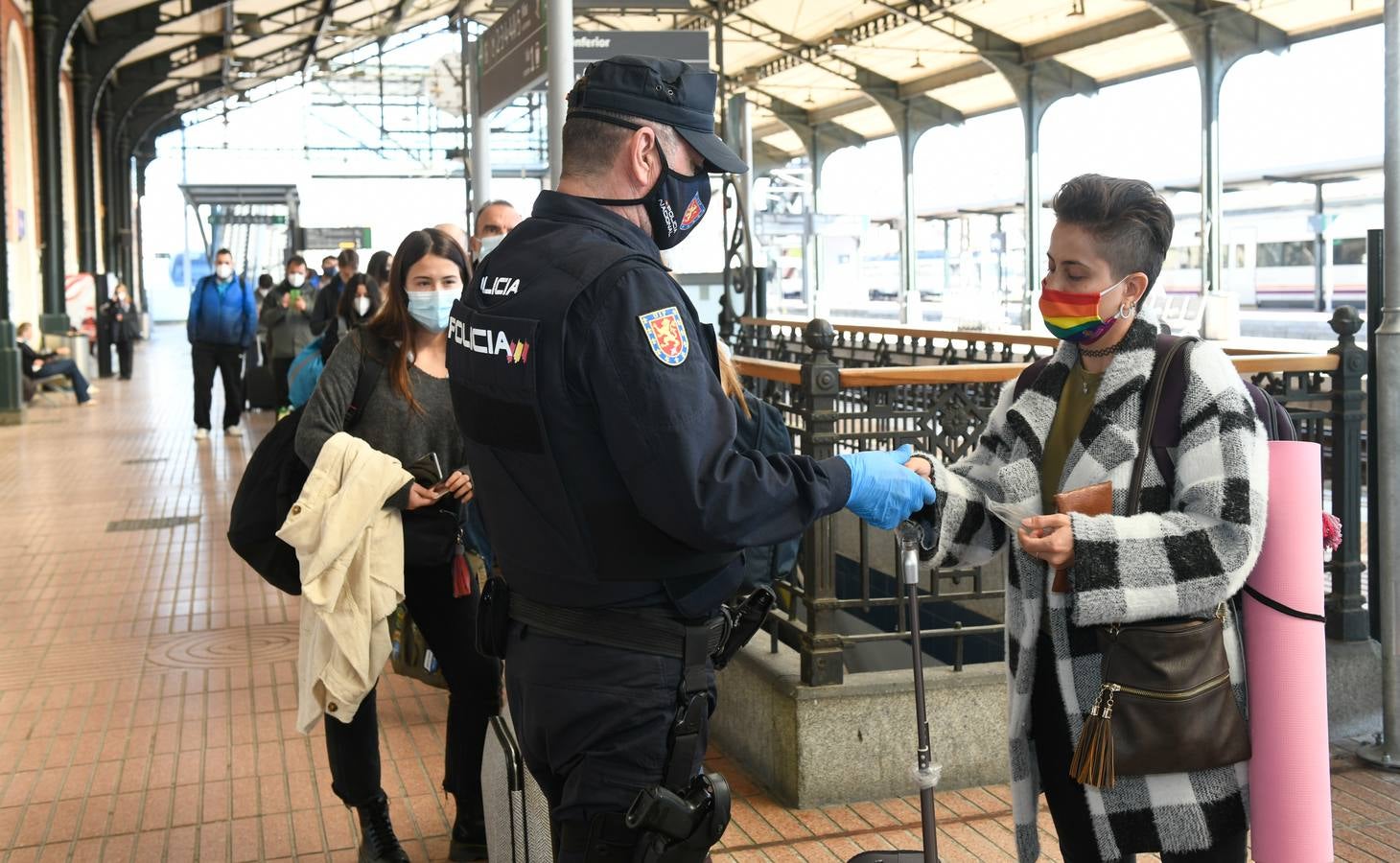 Fotos: Control de la Policía Nacional en la estación de trenes de Valladolid para evitar la movilidad en el puente