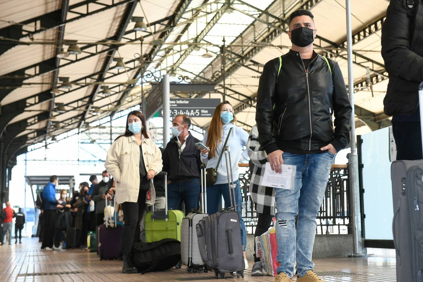 Fotos: Control de la Policía Nacional en la estación de trenes de Valladolid para evitar la movilidad en el puente