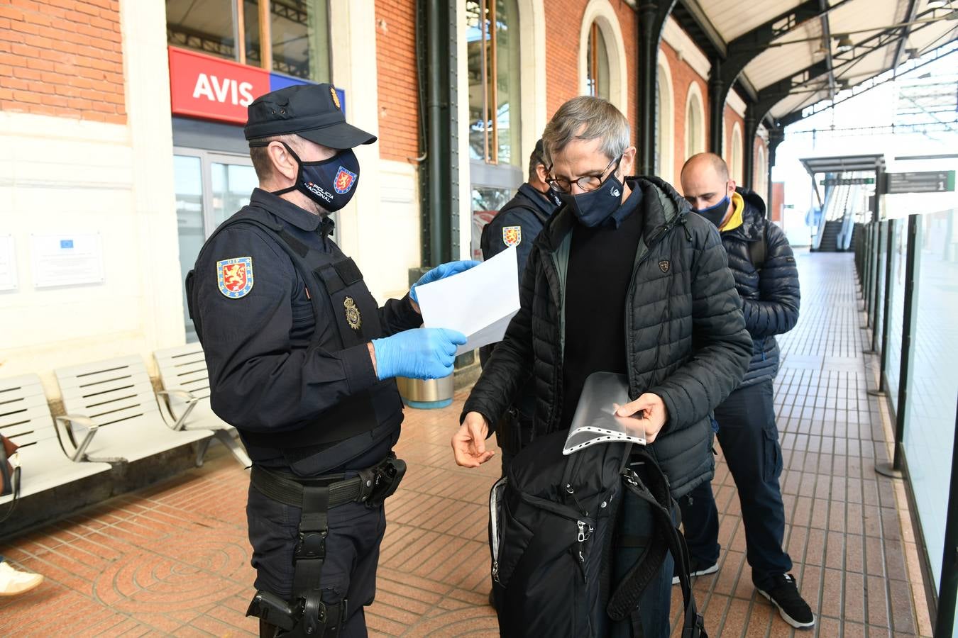 Fotos: Control de la Policía Nacional en la estación de trenes de Valladolid para evitar la movilidad en el puente