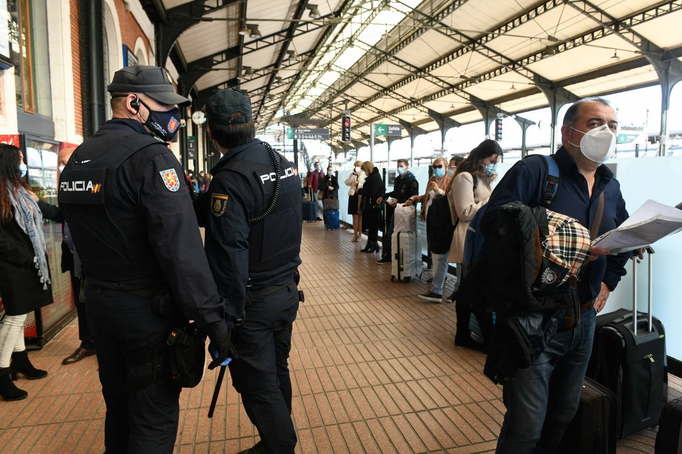 Fotos: Control de la Policía Nacional en la estación de trenes de Valladolid para evitar la movilidad en el puente