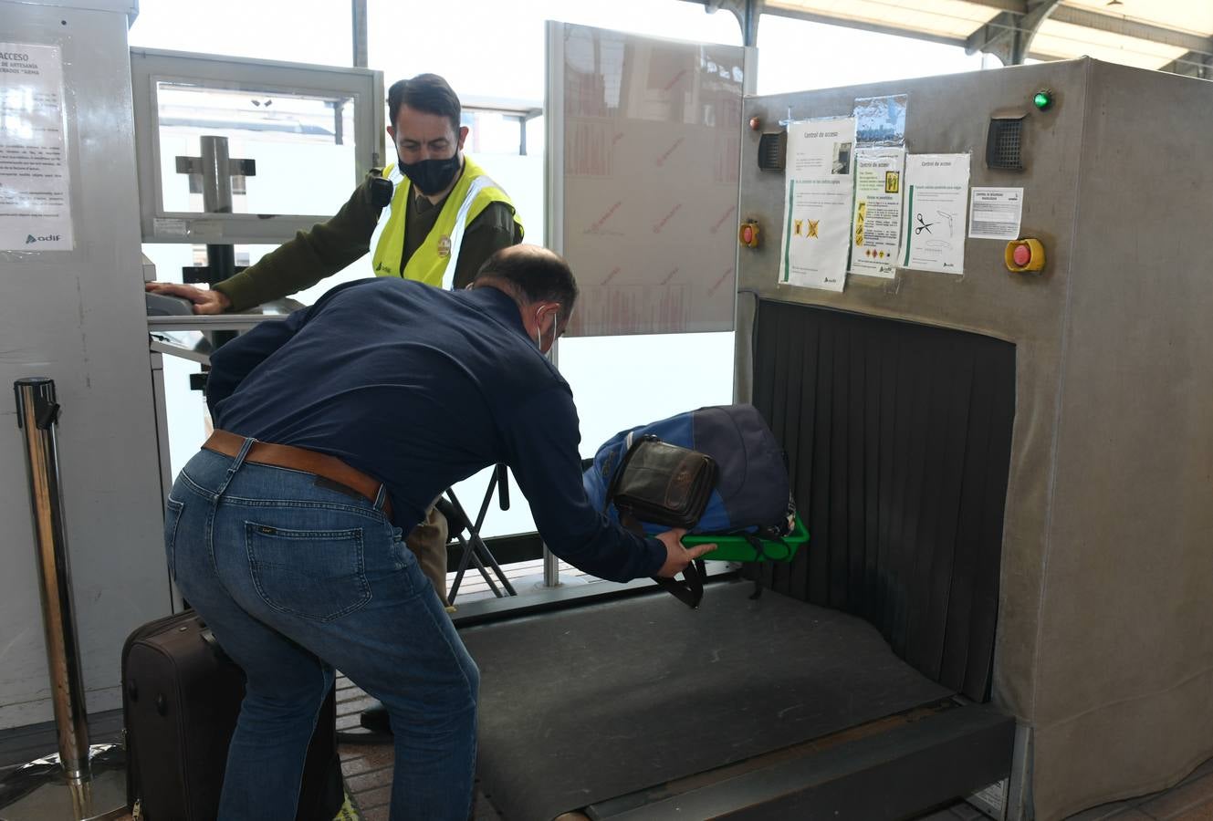 Fotos: Control de la Policía Nacional en la estación de trenes de Valladolid para evitar la movilidad en el puente