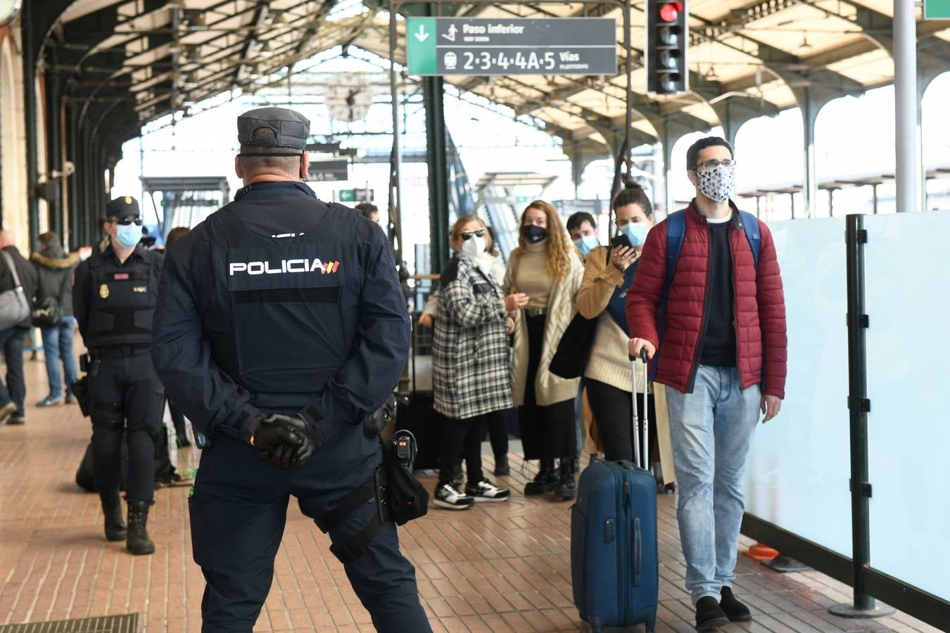 Fotos: Control de la Policía Nacional en la estación de trenes de Valladolid para evitar la movilidad en el puente