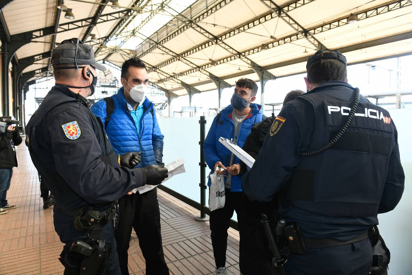 Fotos: Control de la Policía Nacional en la estación de trenes de Valladolid para evitar la movilidad en el puente