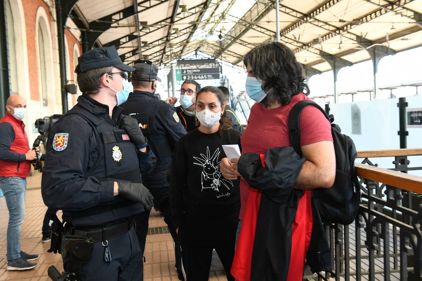 Fotos: Control de la Policía Nacional en la estación de trenes de Valladolid para evitar la movilidad en el puente