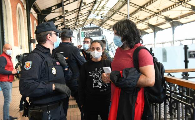 Imagen principal - Controles en la estación de tren de Valladolid, el límite de Ávila y Madrid en la N-403 y la estación de Palencia. 