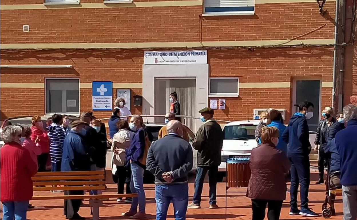 Protesta de los vecinos de Castronuño reclamando la presencia de más sanitarios. P. G.