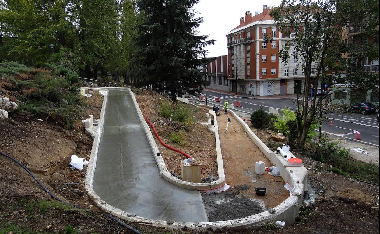 La nueva rampa peatonal que sube al parque Patricia desde Juan Carlos I.