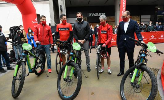 Miguel Indurain, Martín Fiz, Óscar Puente, y Felipe Martín y Javier Martín, de Banco Santander. 