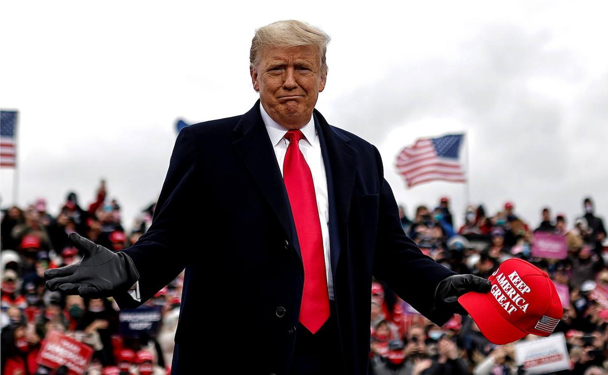 Donald Trump a su llegada al aeropuerto de Oakland, este viernes.