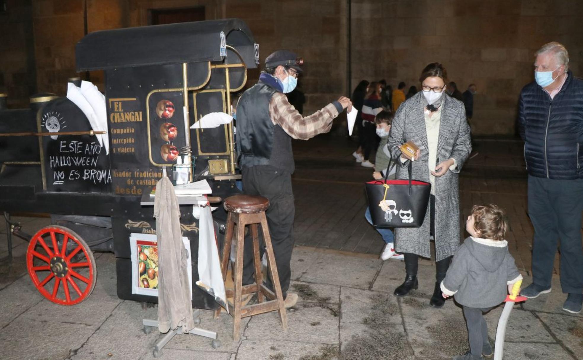 Un grupo de personas se acerca al Changai para comprar unas castañas este sábado. 