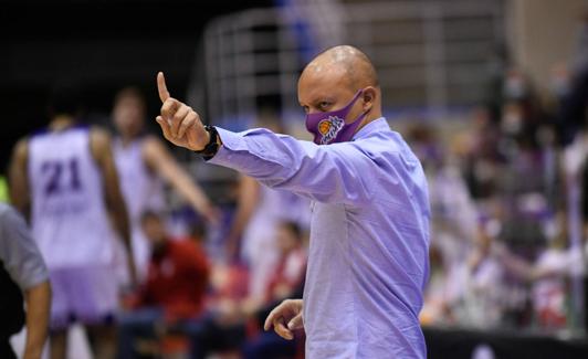 Arturo Álvarez da instrucciones en el partido de Copa.