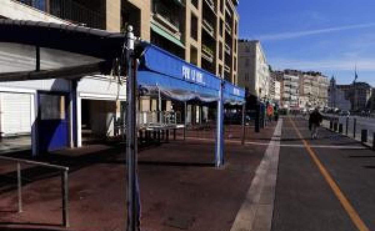 Un hombre camina por una calle vacía en Marsella, Francia.