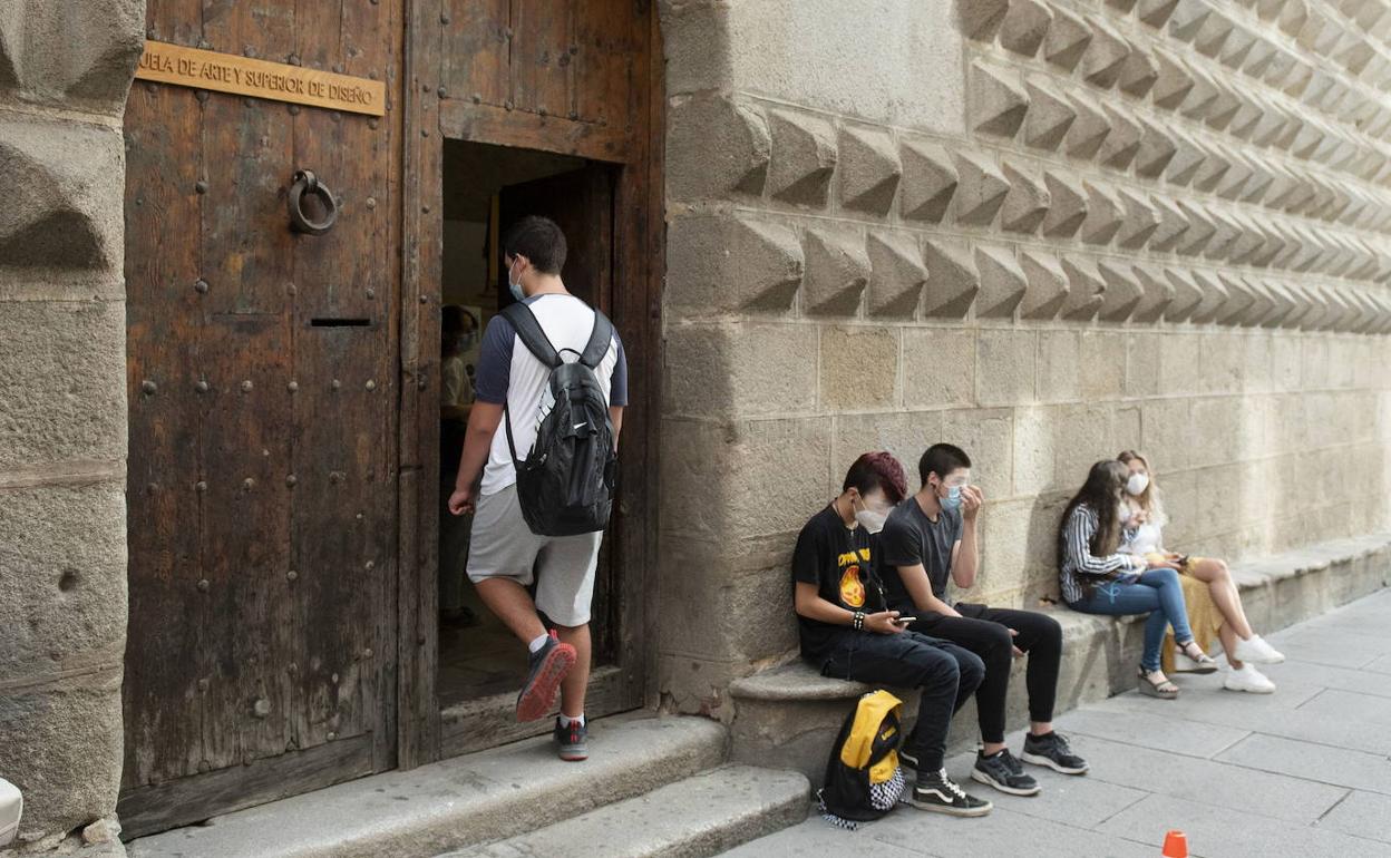 Alumnos a la entrada de la escuela de la Casa de los Picos, en Segovia. 
