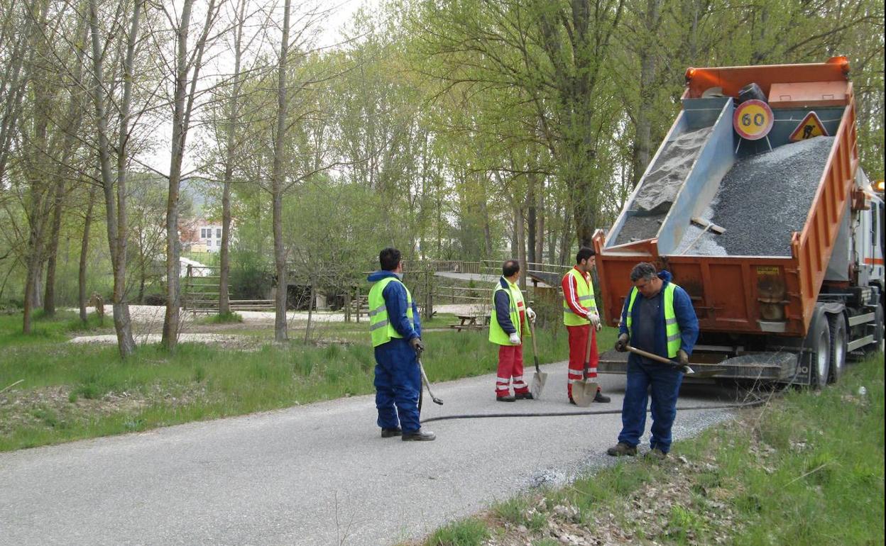 Trabajadores de la Diputación arreglan un camino en Carrascal del Río. 