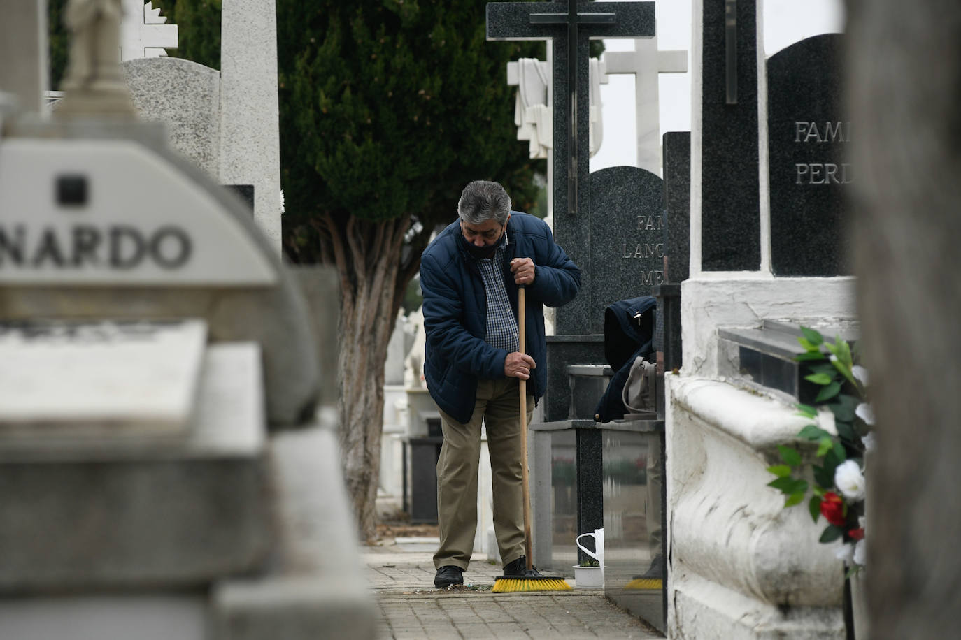 Los vallisoletanos honran a sus muertos el dia uno de noviembre con todas las ganartías sanitarias por la pandemia. 