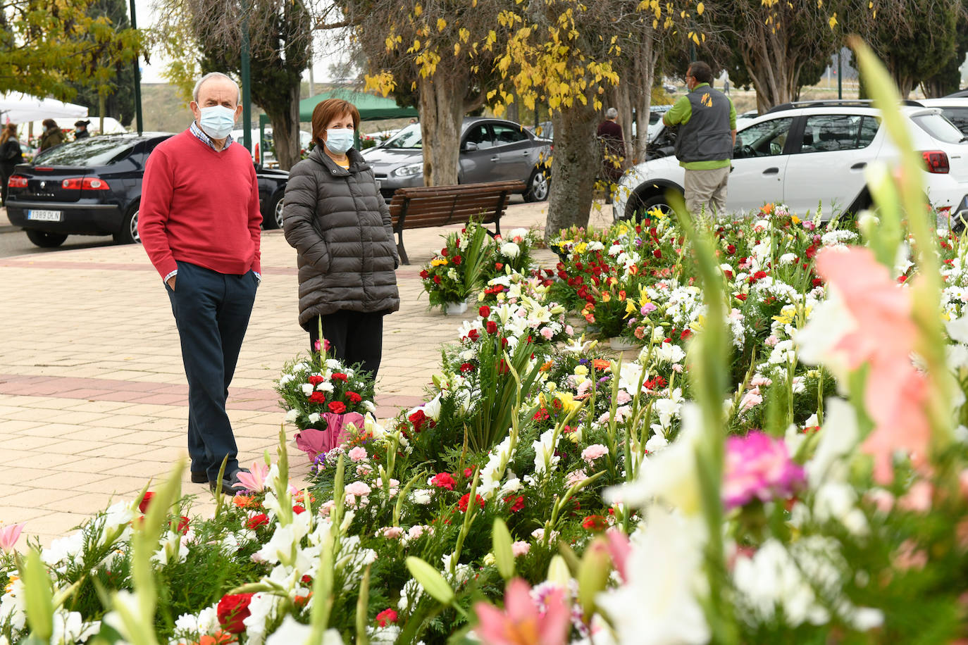 Los vallisoletanos honran a sus muertos el dia uno de noviembre con todas las ganartías sanitarias por la pandemia. 