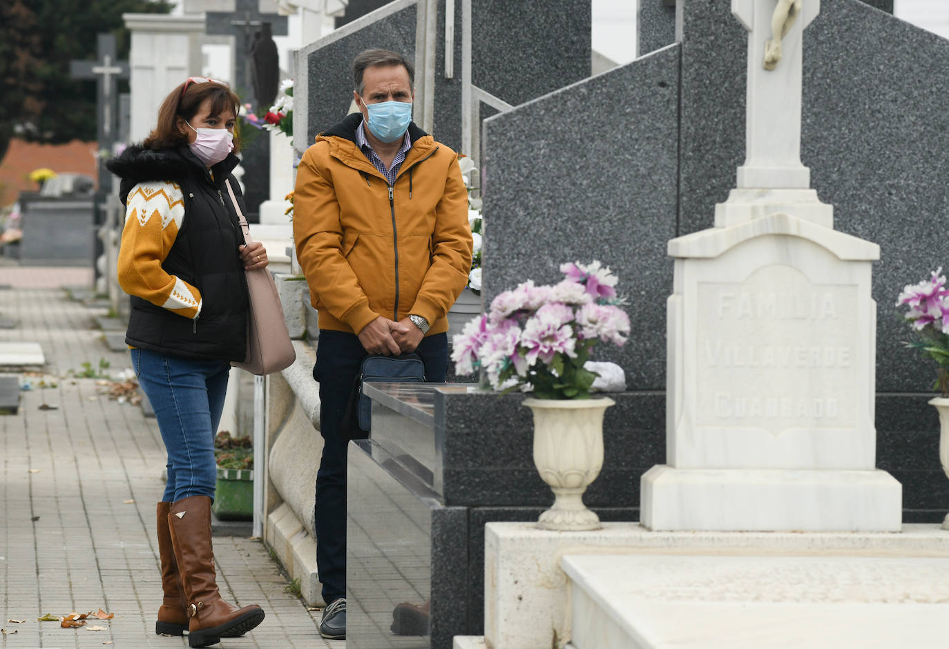 Los vallisoletanos honran a sus muertos el dia uno de noviembre con todas las ganartías sanitarias por la pandemia. 