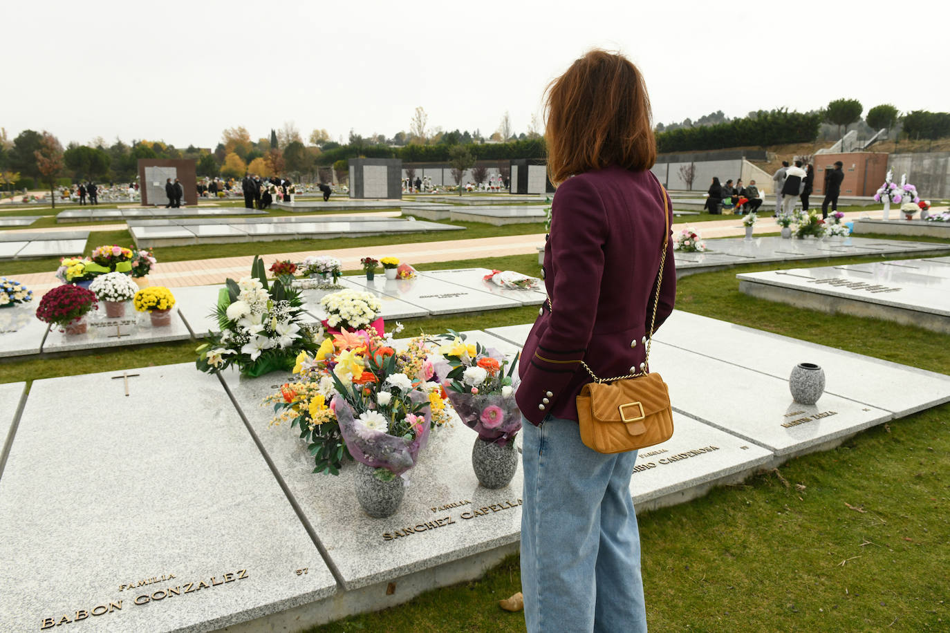 Los vallisoletanos honran a sus muertos el dia uno de noviembre con todas las ganartías sanitarias por la pandemia. 