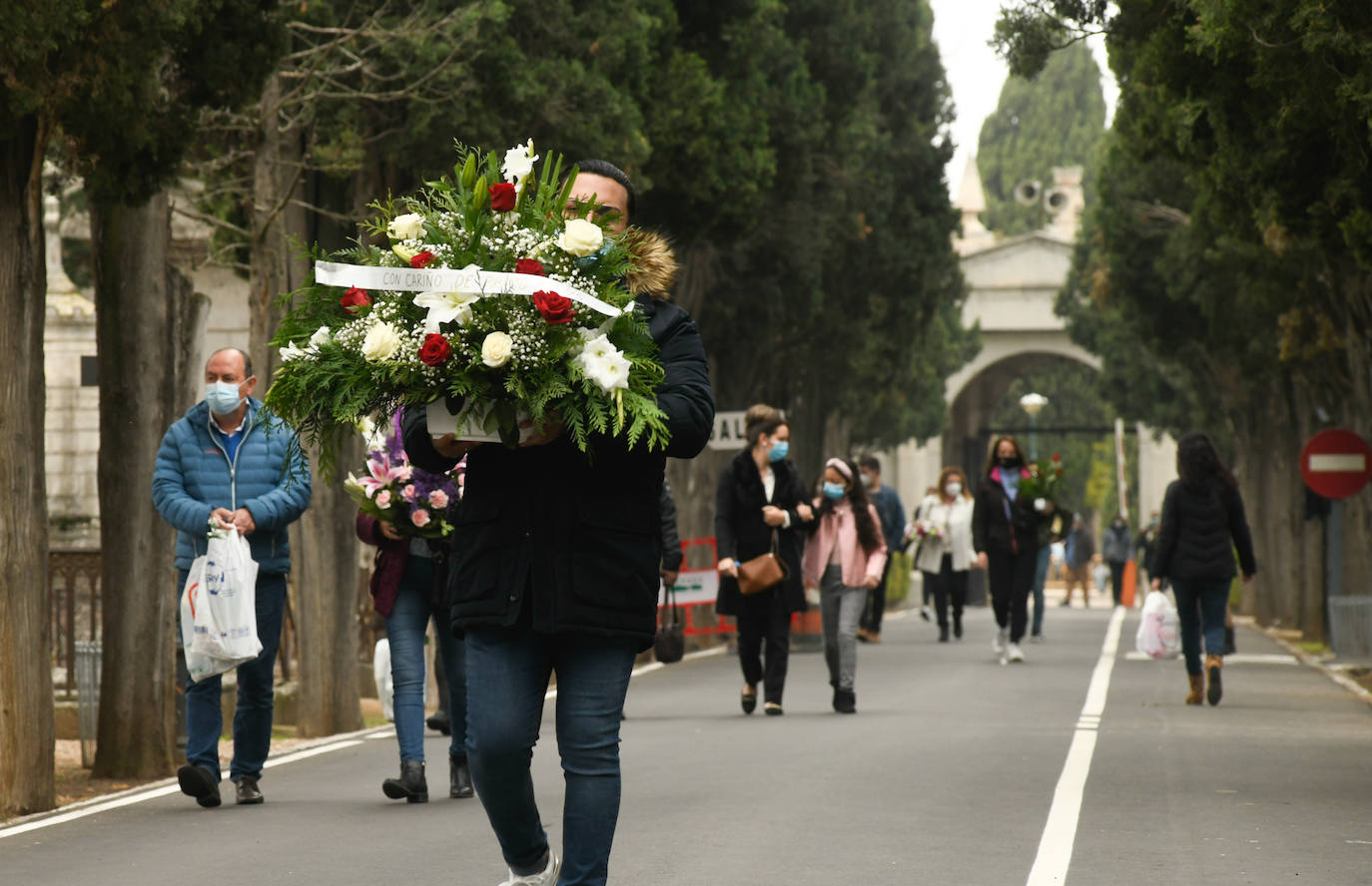 Los vallisoletanos honran a sus muertos el dia uno de noviembre con todas las ganartías sanitarias por la pandemia. 