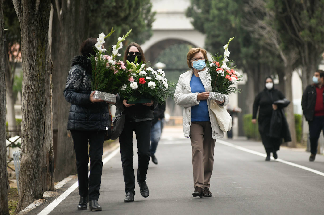 Los vallisoletanos honran a sus muertos el dia uno de noviembre con todas las ganartías sanitarias por la pandemia. 