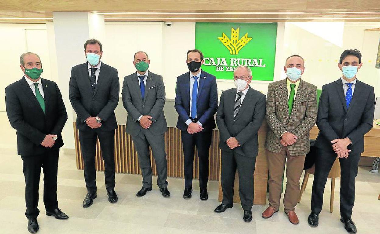 Directivos de Caja Rural de Zamora junto a las autoridades vallisoletanas. 