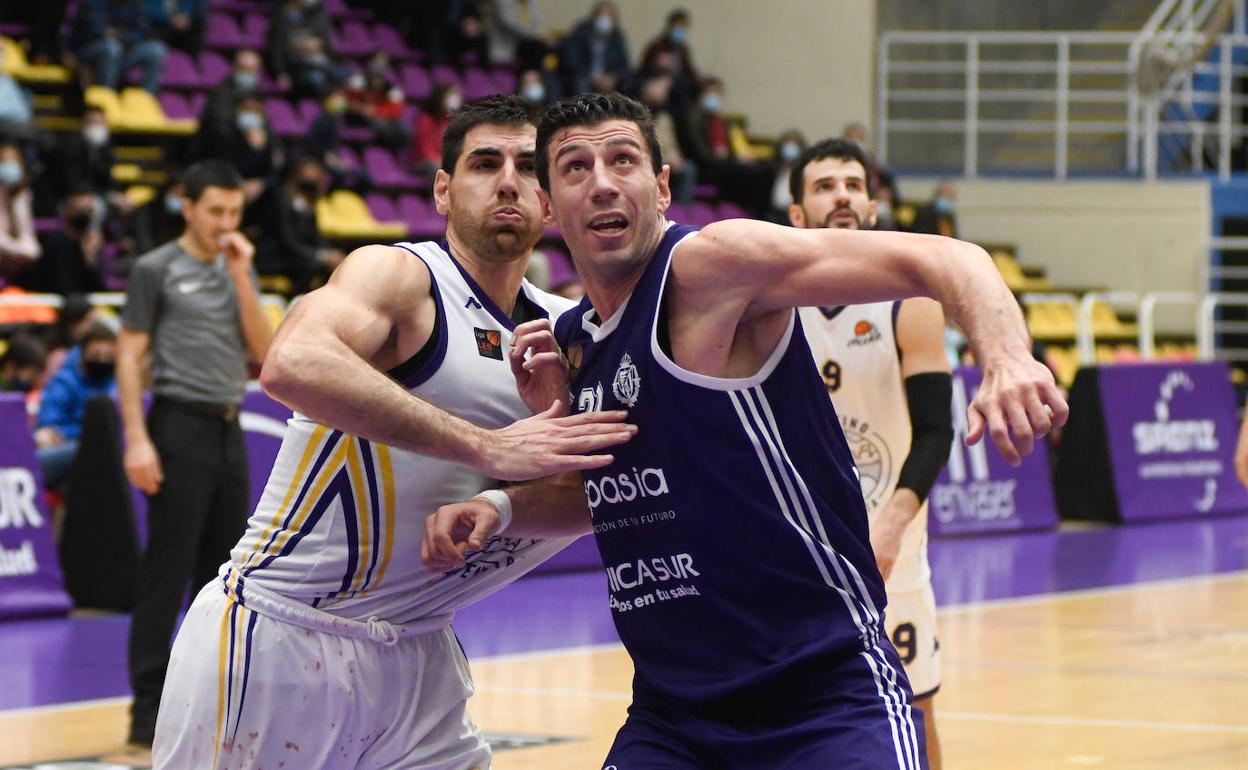 Sergio de la Fuente cierra el paso al rebote a Sasha Borovnjak. 