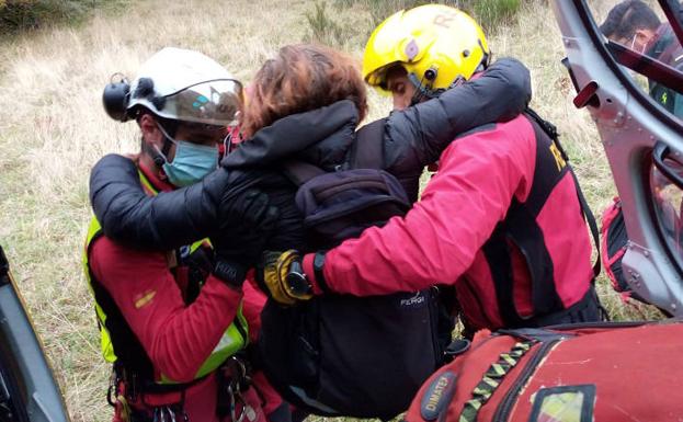 Imagen principal - Rescates del Servicio de Emergencias durante el fin de semana: en el Hayedo de Busmayor, intervención en Peña Ten y en Villamuriel de Cerrato. 