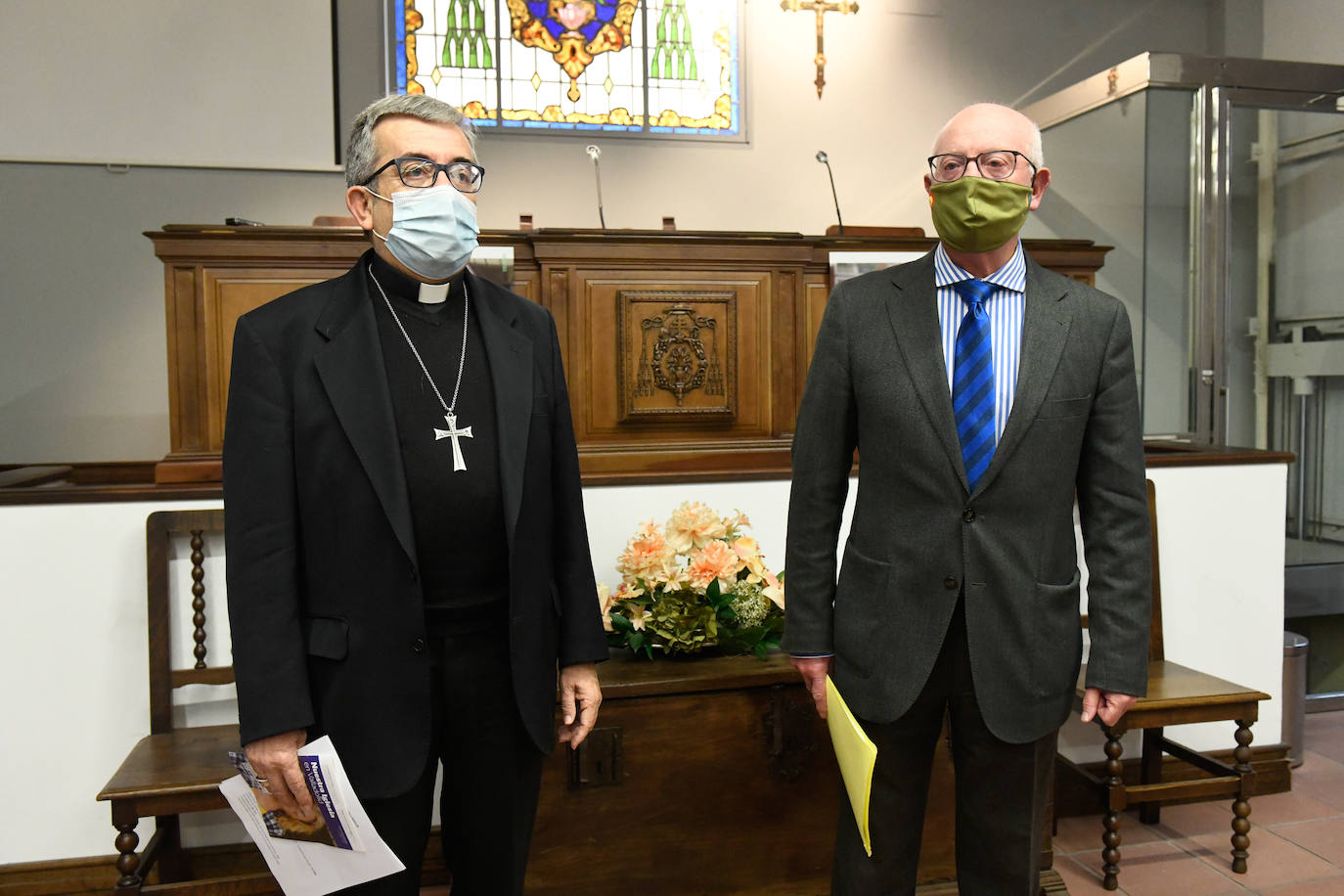 El obispo aurxiliar de Valladolid, Luis Argüello, con el ecónomo de la diócesis, José María Conde. 