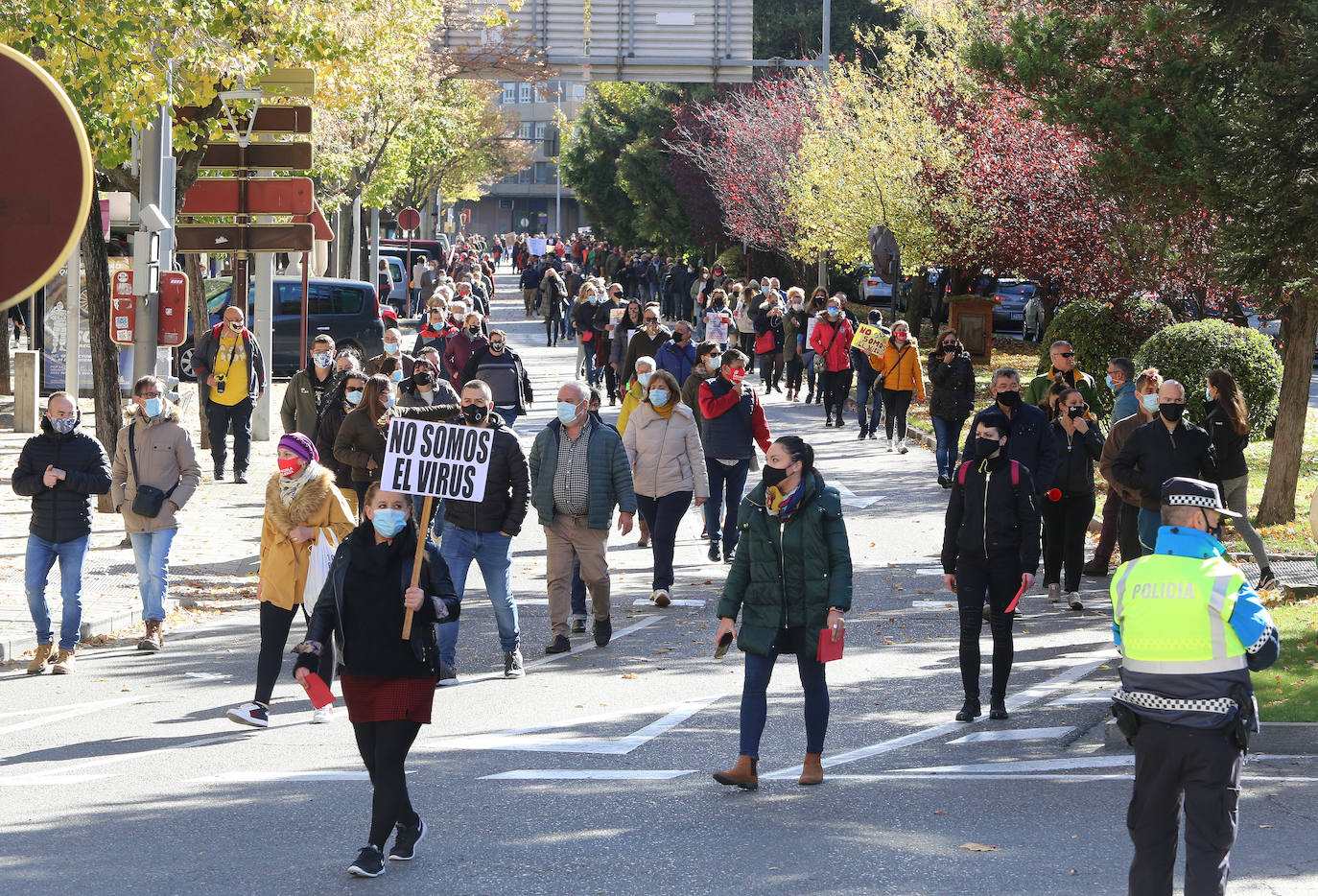 Los hosteleros palentinos han tomado las calles de Palencia para protestar por la situación crítica que vive el sector. 