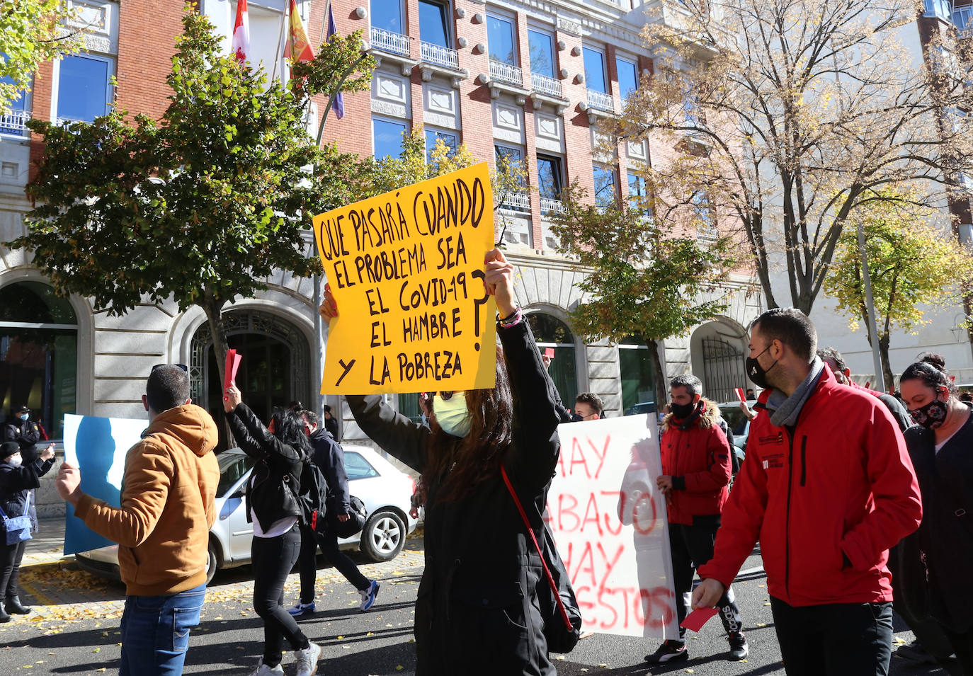 Los hosteleros palentinos han tomado las calles de Palencia para protestar por la situación crítica que vive el sector. 