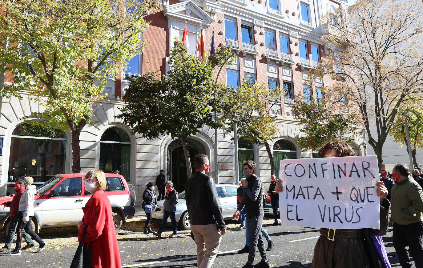 Los hosteleros palentinos han tomado las calles de Palencia para protestar por la situación crítica que vive el sector. 