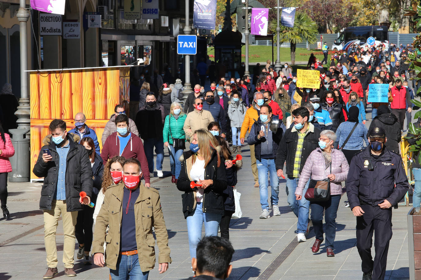 Los hosteleros palentinos han tomado las calles de Palencia para protestar por la situación crítica que vive el sector. 