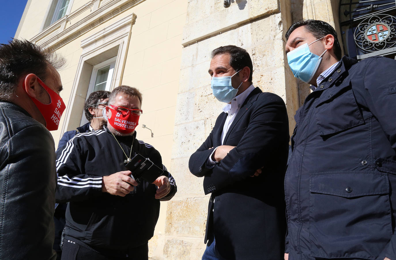 Los hosteleros palentinos han tomado las calles de Palencia para protestar por la situación crítica que vive el sector. 