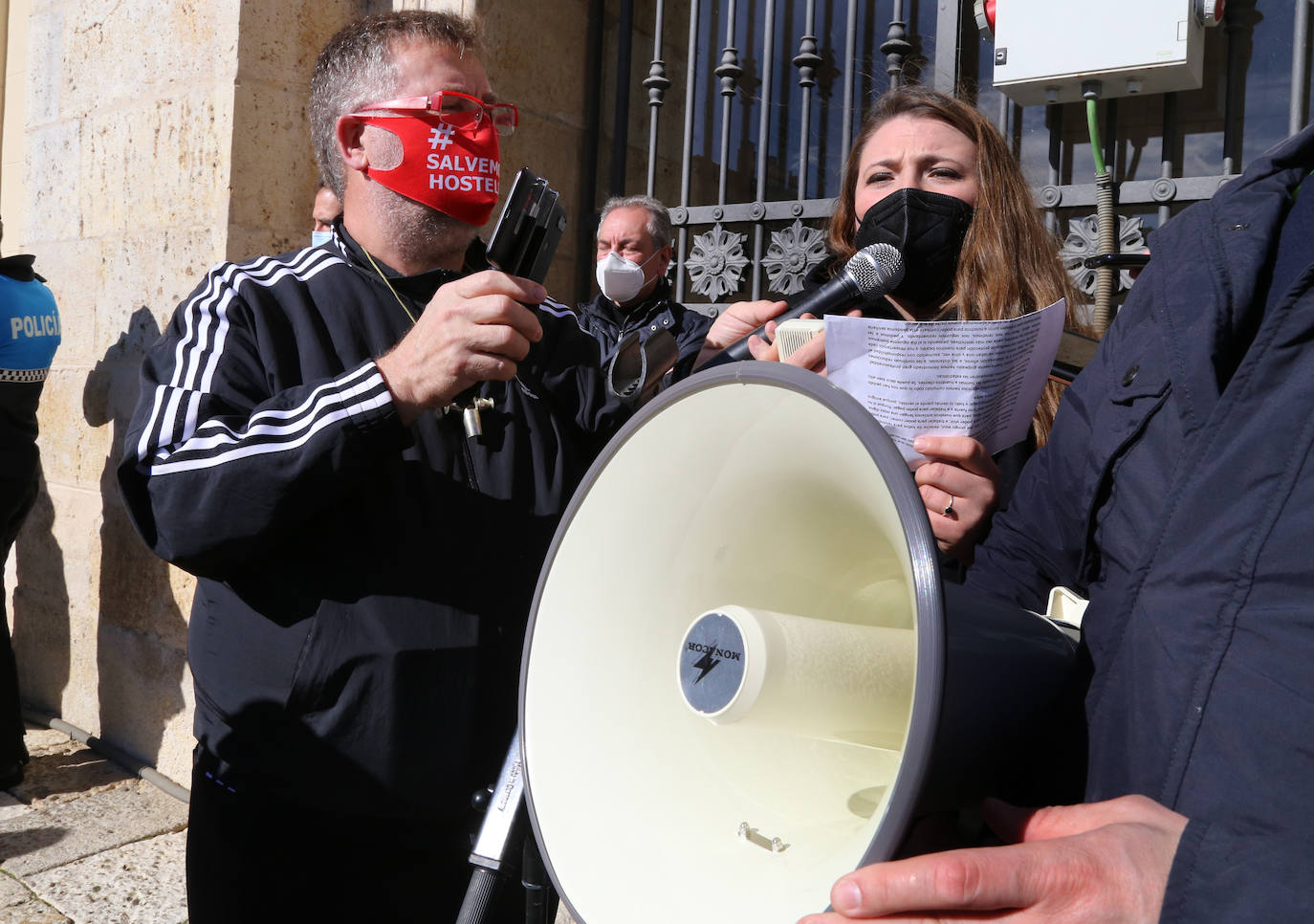 Los hosteleros palentinos han tomado las calles de Palencia para protestar por la situación crítica que vive el sector. 