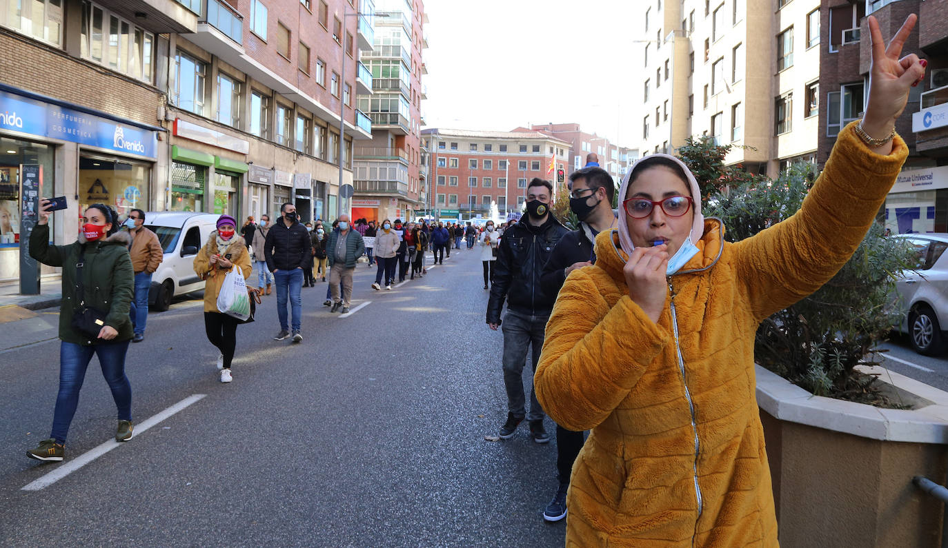 Los hosteleros palentinos han tomado las calles de Palencia para protestar por la situación crítica que vive el sector. 