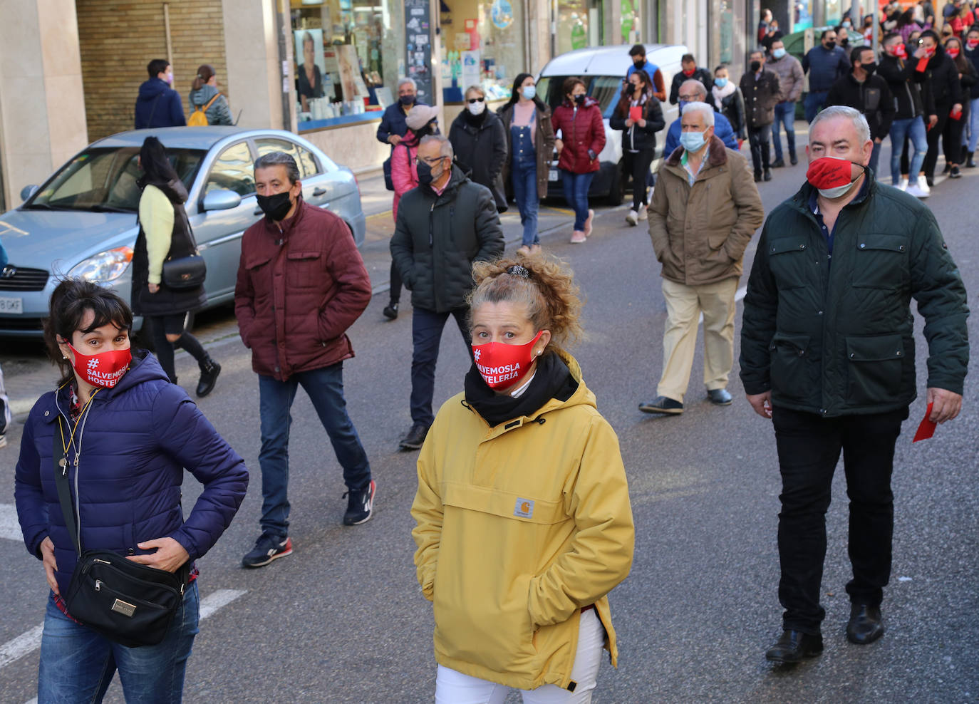 Los hosteleros palentinos han tomado las calles de Palencia para protestar por la situación crítica que vive el sector. 