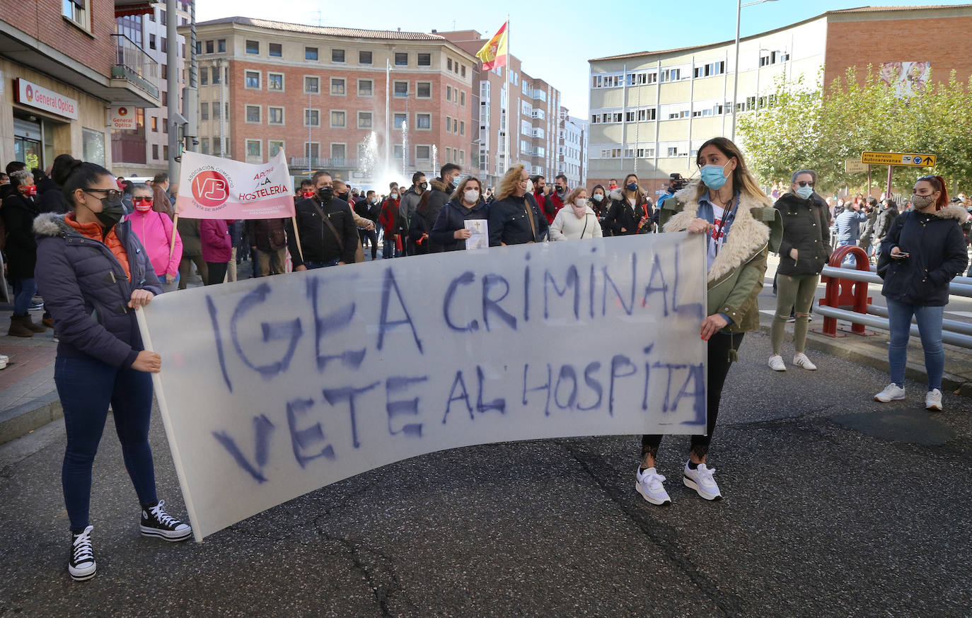 Los hosteleros palentinos han tomado las calles de Palencia para protestar por la situación crítica que vive el sector. 