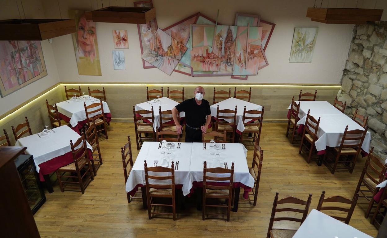 José Sánchez Blanco, en un salón del restaurante El bardo, vacío.