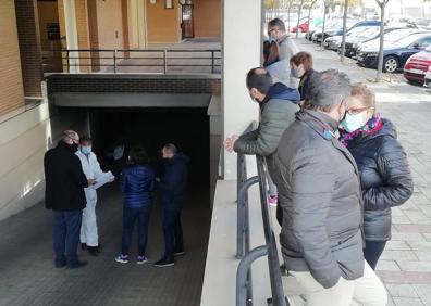 Imagen secundaria 1 - Los agentes de la Policía Científica examinan el garaje de Covaresa.