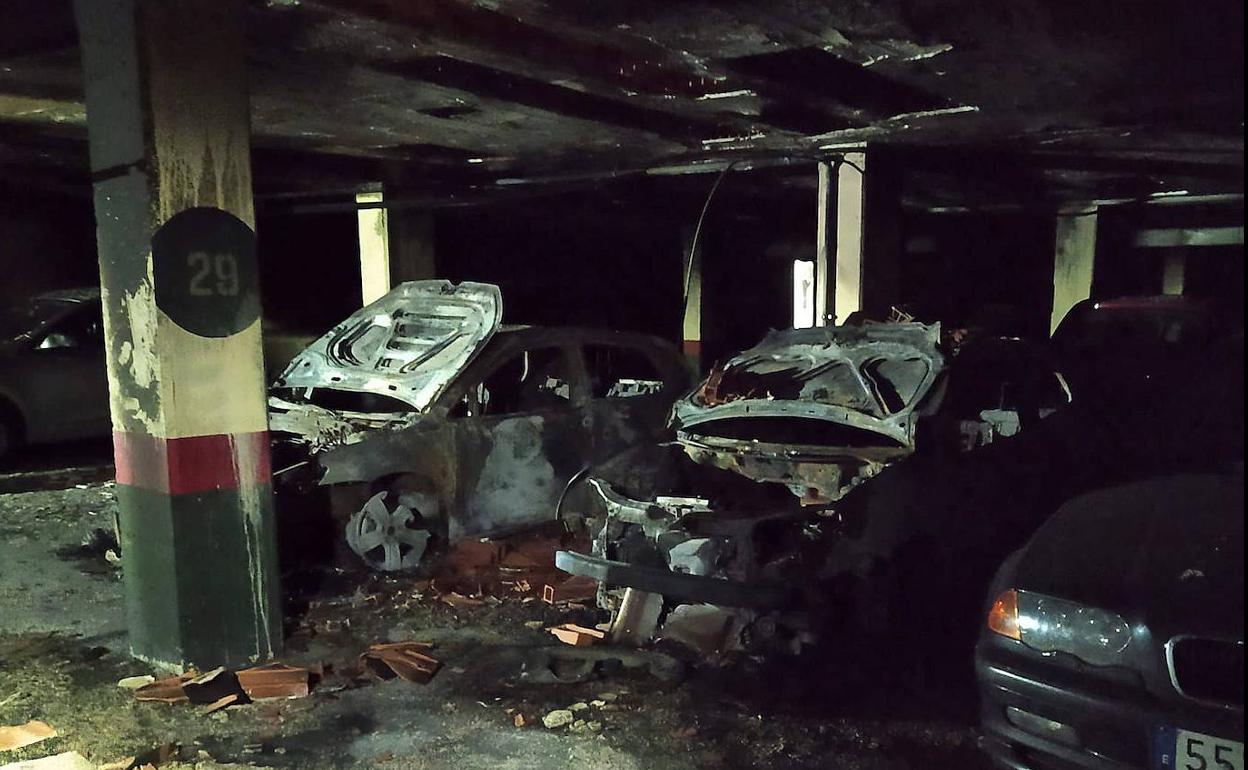 Los coches destruidos por las llamas en el garaje de la calle Felipe Sánchez Román. 