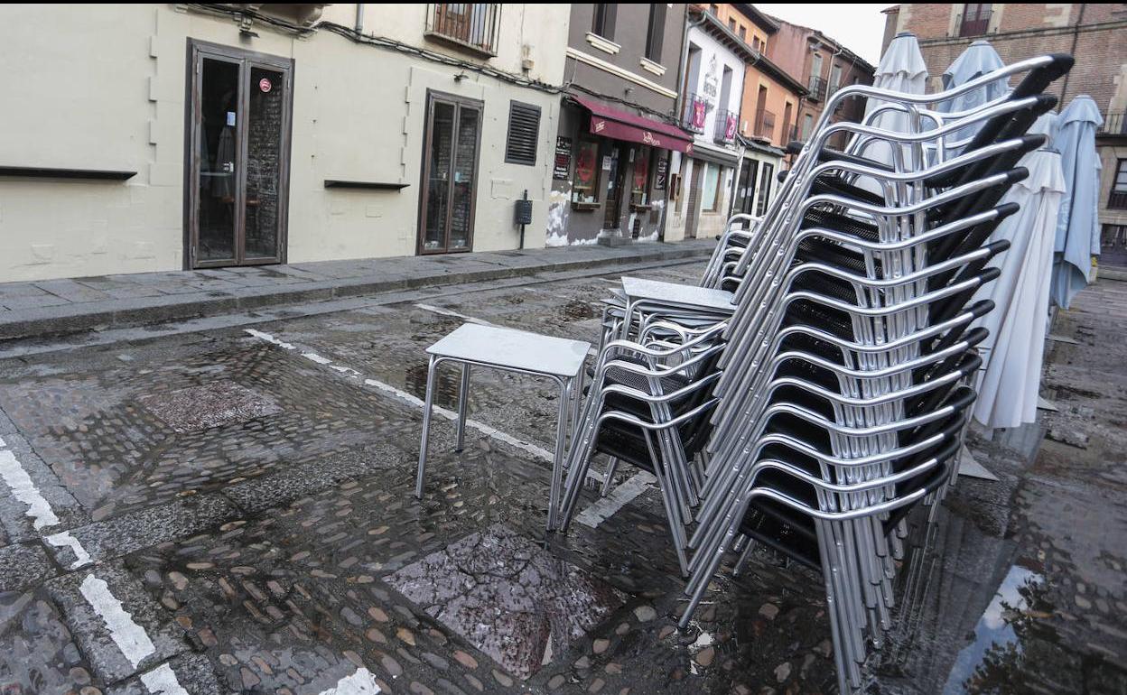 Una terraza de la capital loenesa recogida. 