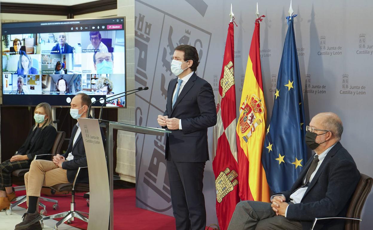 El presidente de la Junta, Alfonso Fernández Mañueco, entre los expertos y sus consejeros durante su declaración institucional. 