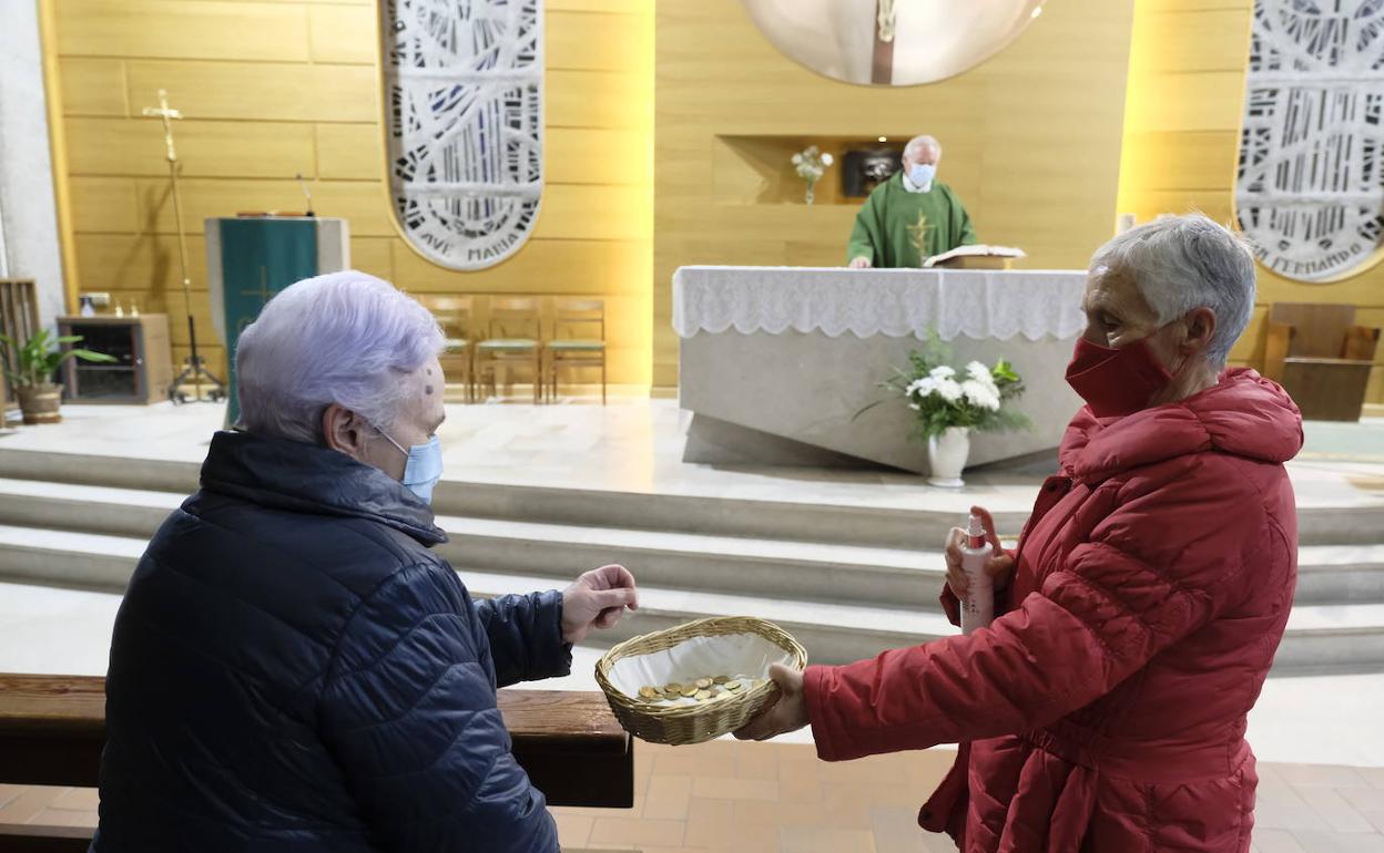 Dos feligresas en la parroquia de San Fernando, en la Rondilla, durnate la colecta.