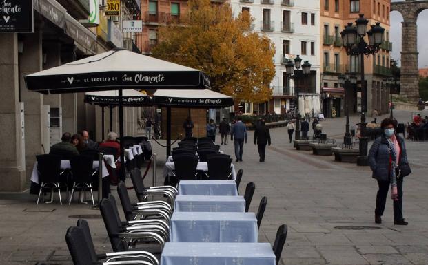 Terrazas casi vacías en el centro de Segovia durante el puente de Todos los Santos. 