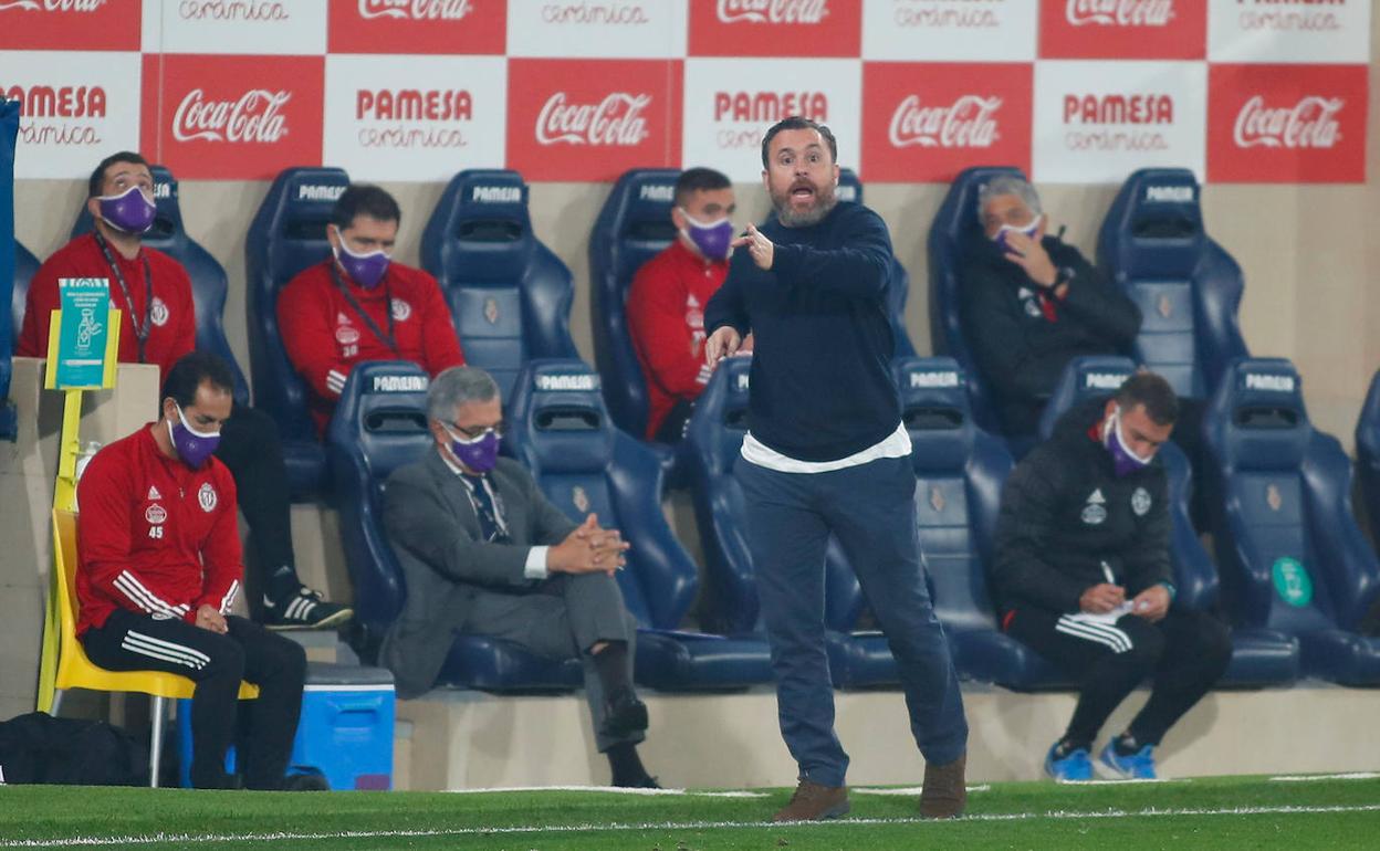 Sergio González da instrucciones desde la banda. 